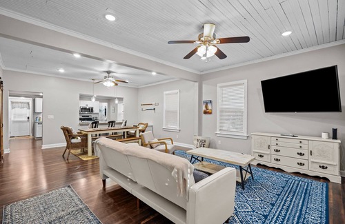 Southport House | Southport Salty Patriot-Walk to DT/Pets/Fully fenced with firepit!