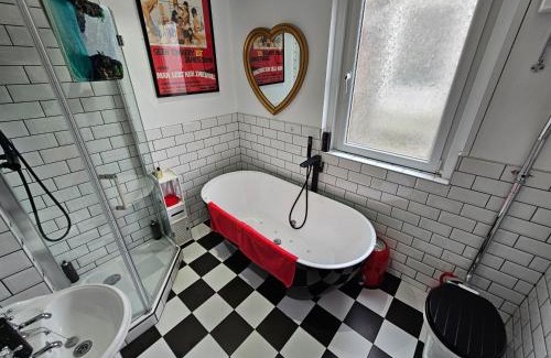 Southsea Apartment | Southsea Royale James Bond 3 bed Cool Penthouse, seafront parking
