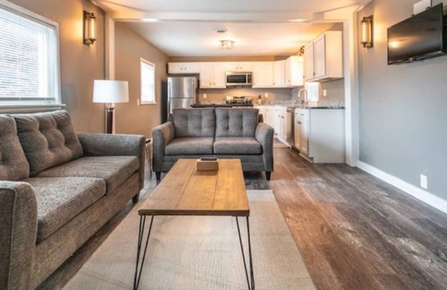 South Side Slopes House | Southside Flats Apt - 2C