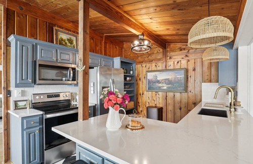 Enchanted Oaks House | Southside of Heaven is a luxury 3 bedroom cabin located on beautiful Cedar Creek Lake