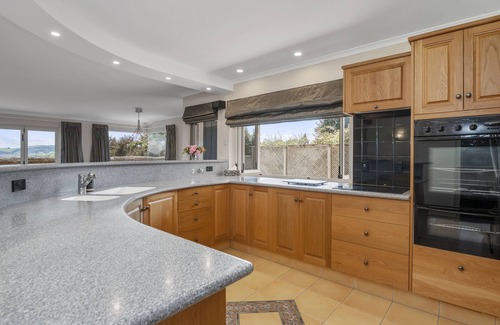 Waipahihi House | Spa-Pool, Lake & Mountain Views