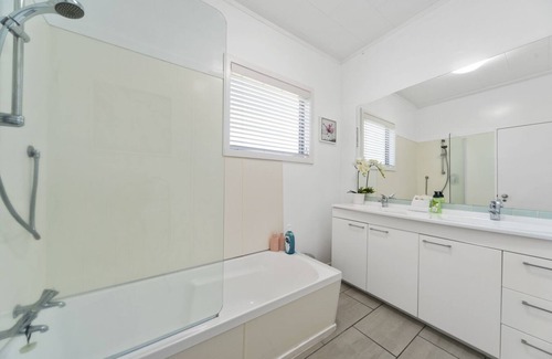 Richmond Heights House | Spa Pool, Trampoline, Table-tennis, Swing set, BBQ, Fairy garden