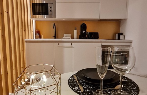Macon Apartment | Spa, sauna, tropical rain sky, complimentary bottle, romantic night