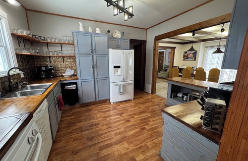 Westside Connection House | Space everyone can enjoy, 4 miles to downtown Grand Rapids!