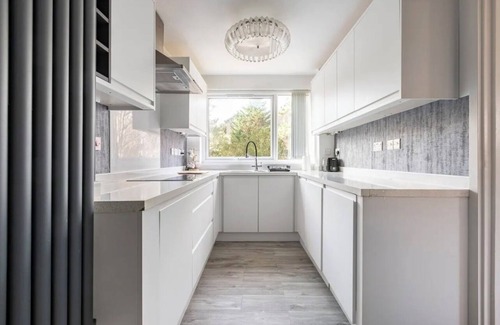 London Borough of Bromley Apartment | Spacious 1 bed apartment with parking & balcony!