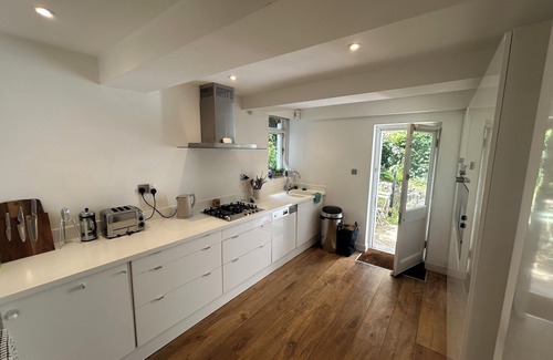 Crouch End Apartment | Spacious 1-Bed Flat with Garden near Finsbury Park