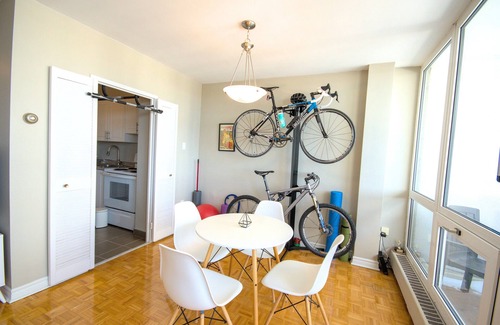 Davisville Apartment | Spacious 1-bed room Apartment 5min to Subway, Restaurants, Grocery, Parks