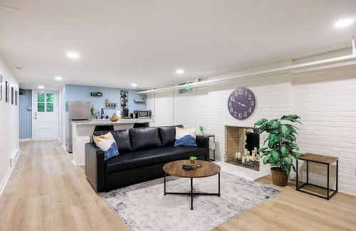 Richmond Apartment | Spacious 1 bedroom, 1 bathroom unit w/private entrance, on site parking+laundry