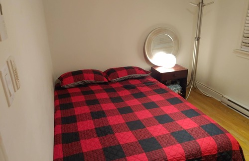 Mile End Apartment | Spacious 1 Bedroom Apartment in the Heart of the Mile End