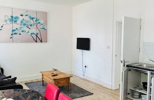 Ladywell Apartment | Spacious 1-bedroom flat with Free Parking, Close to many to take you Central