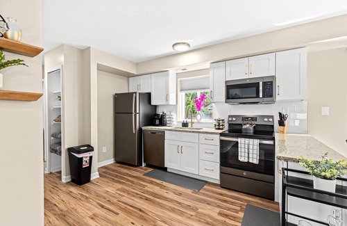 Roseville Apartment | Spacious 1BR Flat w/King Bed & Workspace