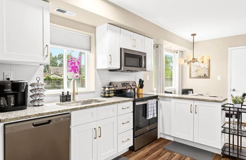Roseville Apartment | Spacious 1BR Flat, Workspace, King Bed
