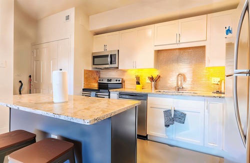 Irving Apartment | Spacious 1BR King Suite | Pool, Gym Access & Free Parking
