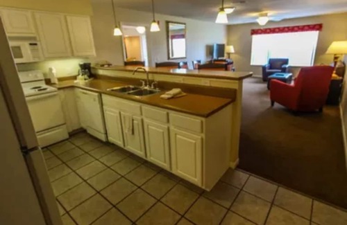 Branson Resort | Spacious 2 B/R Suite next to Thousand Hills Golf near Theater Strip (center)