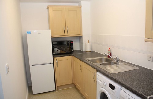 Crawley Apartment | Spacious 2 Bed 2 Bath Apartment - Gatwick 10 min away!