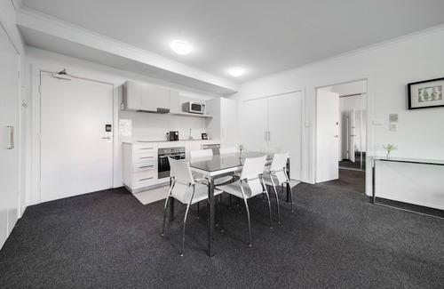 Greenway Apartment | Spacious 2-Bed Conveniently by Lake Tuggeranong