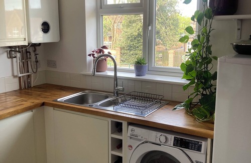 Whitton Apartment | Spacious 2 bed flat in Twickenham w/parking and large private garden