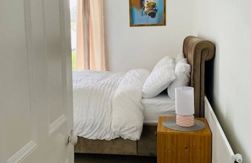 Perth Apartment | Spacious 2 bed flat with a fireplace and a garden