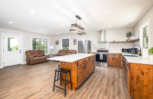 Steelville Cabin | Spacious 2 bed, Hot tub, beautiful back deck overlooking Meramec River