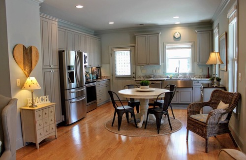North Carolina Coast House | spacious 2 bedroom plus pull out Sofa bed, 2 bath home, no stairs, sleeps 6