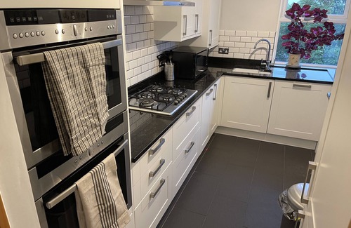 St. Mark's Apartment | Spacious 2-Bedroom Flat Near Surbiton Station