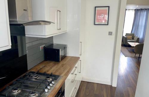 Wimbledon Park Apartment | Spacious 2 Bedroom Home with Garden and Driveway near Wimbledon