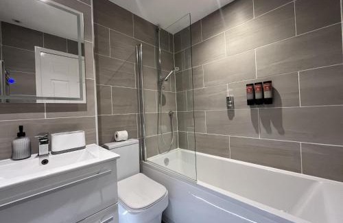 Stevenage House | Spacious 2-Bedroom House with Garden Sleeps 5