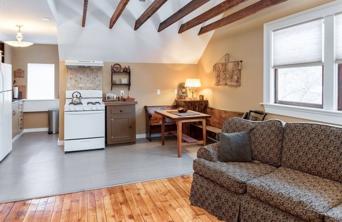 East Avenue House | Spacious 2 Bedroom in 1910 Tudor House