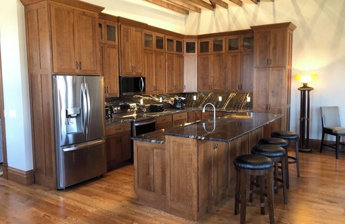 Houston Apartment | Spacious 2-bedroom loft above the International Owl Center in Houston, MN