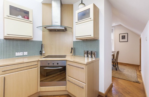 Eltham Apartment | Spacious 2 BR Penthouse, private roof terrace