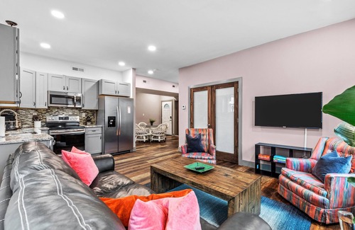 St. Louis Apartment | Spacious 2 BR★Sleep 4★Central Location★Parking