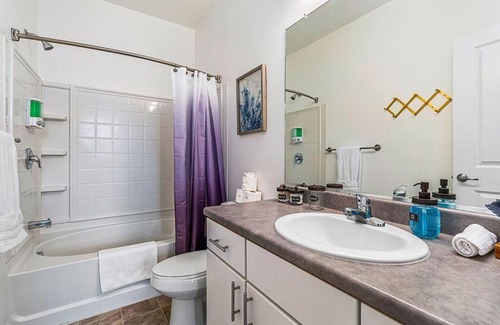Draper House | Spacious 2-Story, Pet&Fam Friendly, WFH, Gym&Pool