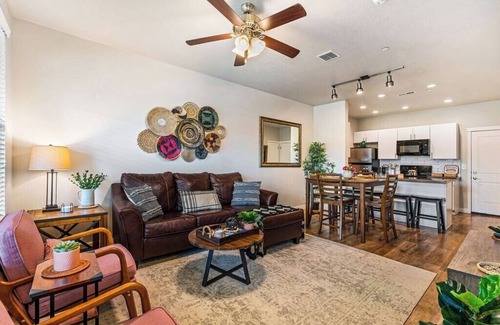 Draper House | Spacious 2-Story, Pet&Fam Friendly, WFH, Gym&Pool