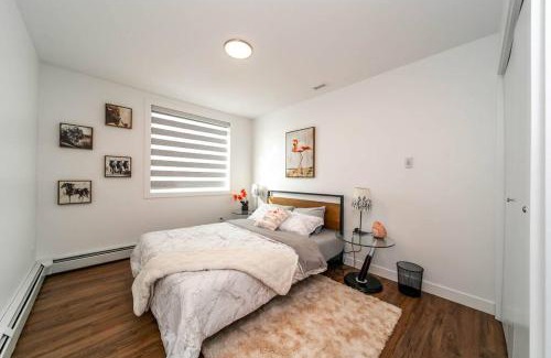 West Edmonton Apartment | Spacious 2bedroom FREE parking king bed close to DT