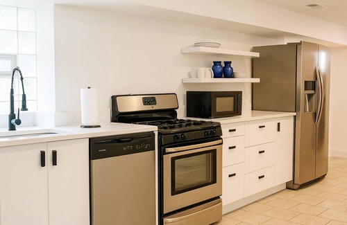 Tri-Taylor Apartment | Spacious 2BR - 10 mins from Downtown