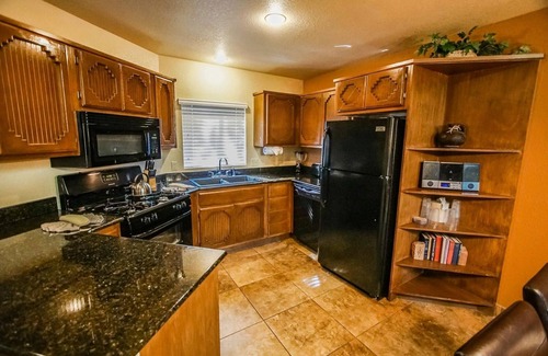 West Sedona Condo | Spacious 2BR in Sedona w/Kitchen & Fireplace