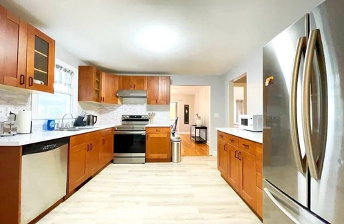 Cove - East Side - Shippan House | Spacious 3 Bd Home Pet Friendly, Parking and Laundry