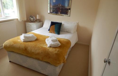 Cherry Hinton House | Spacious 3 BDR house with parking-Families-Corporate groups by Orbitat Accommodations