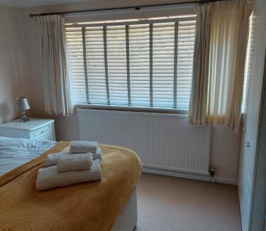 Cherry Hinton House | Spacious 3 BDR house with parking-Families-Corporate groups by Orbitat Accommodations