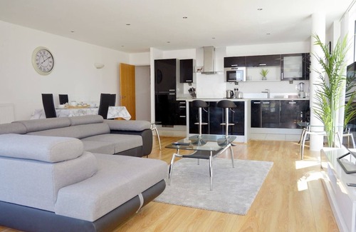 Docklands Apartment | Spacious 3 -Bed Apt close to City Airport & 3 mins walk to ExCel Centrenn