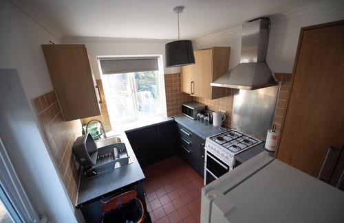Heaton Norris House | Spacious 3-Bed Home | Manchester Airport | Free Parking | Sleeps 10
