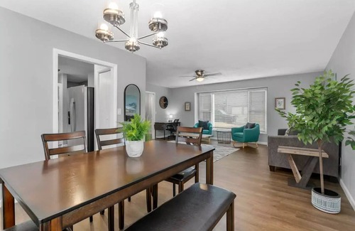 Waldron House | Spacious 3 Bed Home near Downtown & Airport (Family friendly!)