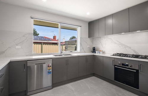 Melbourne House | Spacious 3-Bed House with Outdoor Dining & BBQ