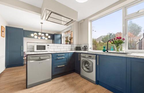Chapeltown House | Spacious 3 bed house in North Leeds perfect for families & longer stays