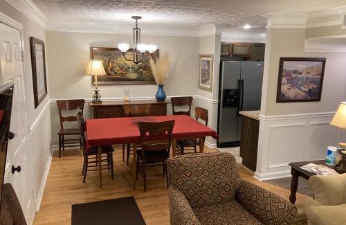 Athens Apartment | Spacious 3 Bedroom 2 bath Condo close to Five-points in Athens