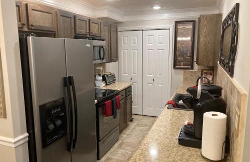 Athens Apartment | Spacious 3 Bedroom 2 bath Condo close to Five-points in Athens