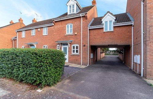 Peterborough House | Spacious, 3 Bedroom, 3 Bath - Contractor house - Private Parking - Sleeps 7