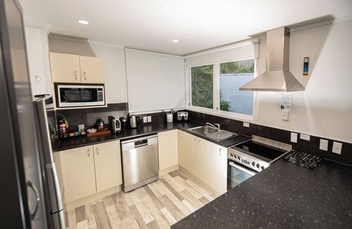 Tauranga Apartment | Spacious 3-bedroom apartment in Tauranga with partial inner harbour views