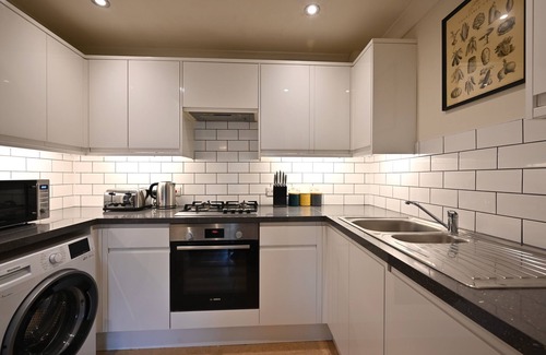 Redhill Apartment | Spacious 3-bedroom apartment in charming Redhill with WiFi