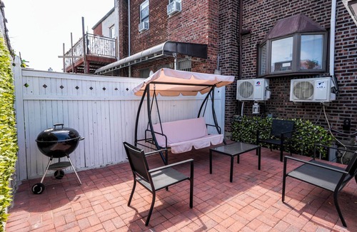 Queens Apartment | Spacious 3-bedroom apartment with WiFi, AC in delightful Queens
